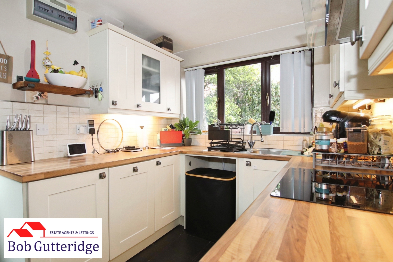 FITTED KITCHEN
